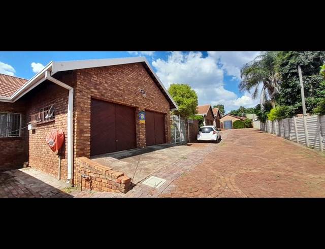 3 BEDROOM TOWNHOUSE FOR SALE IN CLUBVIEW